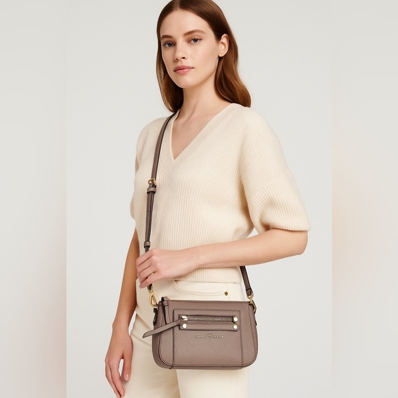 Compact Gray Crossbody Bag with Gold Accents 🤍🤍 - Picture 12 of 12